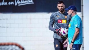 Mamardashvili durante un entrenamiento con el Valencia CF en Mestalla
