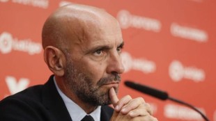 Monchi gesticula durante una rueda de prensa como exdirector deportivo