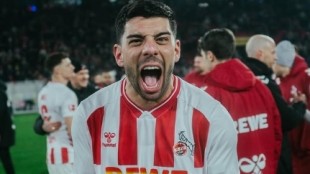 Cenk Özkacar durante un partido con el FC Colonia tras su cesión