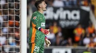 Julen Agirrezabala durante entrenamiento con Valencia CF antes lesión menisco