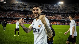 Carlos Corberán dirigiendo al Valencia CF desde la banda en Mestalla