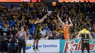 Jugadores del Valencia Basket durante el partido en Tenerife