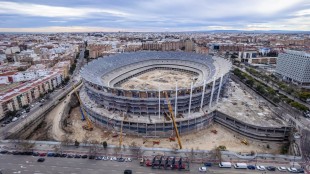Vista exterior del Nou Mestalla en construcción con grúas trabajando