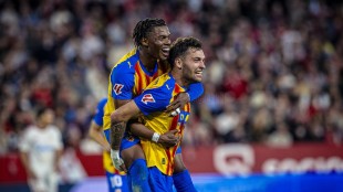 Ramazani celebra un gol con la camiseta del Valencia CF en Mestalla