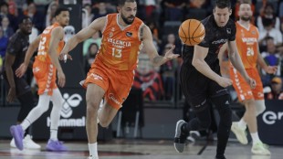 Jugadores Valencia Basket celebran victoria en La Fonteta