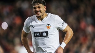 Filip Ugrinic durante un entrenamiento del Valencia CF en Paterna