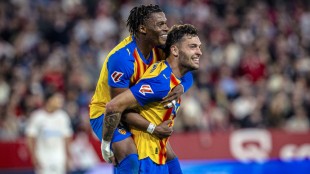 Jugadores del Valencia CF celebran durante un partido en Mestalla