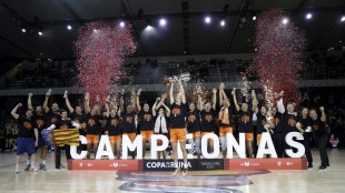 Jugadoras Valencia Basket celebran título Copa Reina tras remontada épica