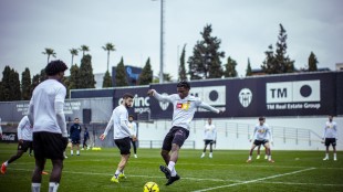 José Gayà entrena con máscara protectora en la Ciudad Deportiva del Valencia CF