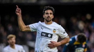 Filip Ugrinic y Eray Cömert durante un entrenamiento del Valencia CF en la Ciudad Deportiva