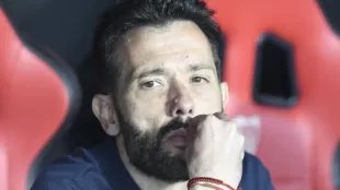 Carlos Corberán dirigiendo entrenamiento Valencia CF temporada actual