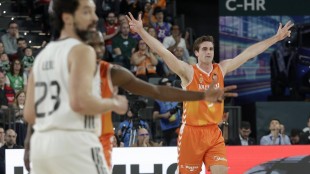 Nate Reuvers durante un partido del Valencia Basket en la Fonteta