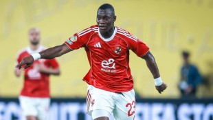 Aliou Dieng durante un partido con el Al Ahly antes de fichar por el Valencia