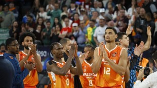 Pedro Martínez da instrucciones durante un partido del Valencia Basket en La Fonteta