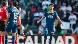 Rafa Mir durante el partido Elche CF contra Espanyol en el Martínez Valero