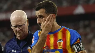 José Luis Gayà entrenando con máscara protectora en Paterna