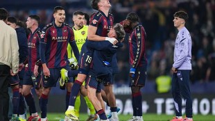 Carlos Espí celebra un gol con la camiseta del Levante UD en el Ciutat de Valencia