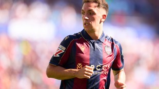 Carlos Espí celebra su gol ante el Girona en el Ciutat de València