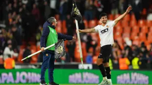 Eray Cömert durante un partido con el Valencia CF en Mestalla