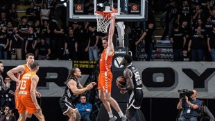Nate Reuvers celebra canasta Valencia Basket Euroliga Bolonia
