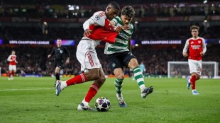 Cristhian Mosquera durante entrenamiento del Arsenal previo semifinal Champions League