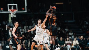 Jugadores Valencia Basket celebran victoria histórica ante Dubai Euroliga