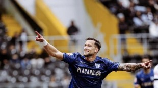 Justin de Haas celebra gol con camiseta del Famalicao antes fichaje Valencia CF