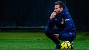 Carlos Corberán dirige un entrenamiento del Valencia CF en la Ciudad Deportiva