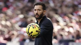 Carlos Corberán dirigiendo al Valencia desde la banda en Mestalla