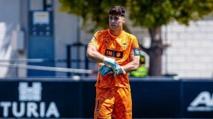 Vicent Abril confirma su futuro en el Valencia tras salvar al filial