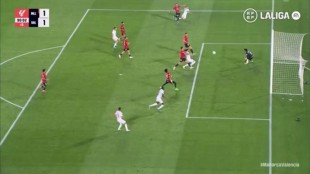 José Gayà durante la jugada polémica del penalti no pitado en Son Moix