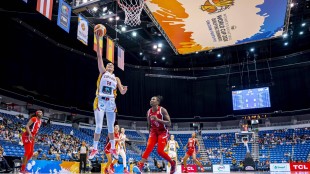 Raquel Carrera durante un entrenamiento con el Valencia Basket
