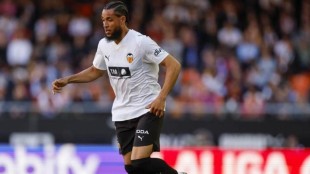 Arnaut Danjuma durante un entrenamiento con el Valencia CF en la Ciudad Deportiva