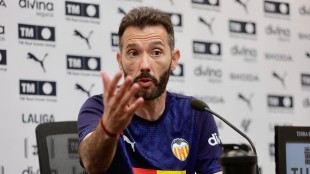 Carlos Corberán durante la rueda de prensa previa al Valencia CF Elche