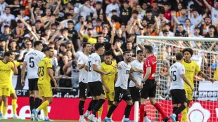 José Luis Gayà celebra una asistencia con el Valencia CF en Mestalla