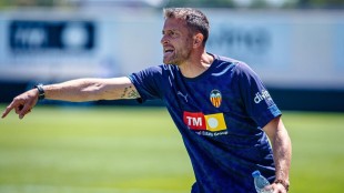 Óscar Sánchez dirigiendo entrenamiento Valencia CF Mestalla en Paterna
