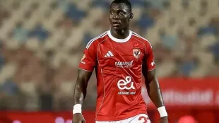 Aliou Dieng posa con la camiseta del Valencia CF tras firmar su contrato