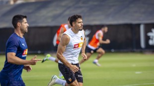 Ugrinic entrena con el Valencia CF tras superar lesión rodilla
