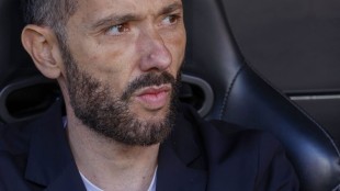 Carlos Corberán gesticula durante el Valencia CF contra Celta en Mestalla