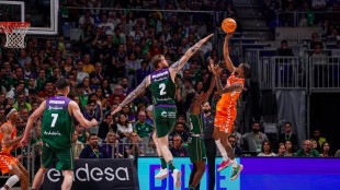 Jean Montero celebra durante el partido del Valencia Basket en Málaga