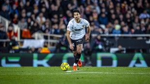 Eray Cömert durante el partido contra el Elche CF antes de lesionarse