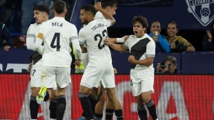 Jugadores del Levante UD celebran la victoria ante el Getafe en el Ciutat