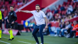 Carlos Corberán gesticula durante el partido Valencia CF Mallorca