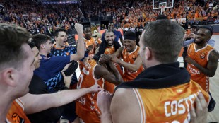 Pedro Martínez dirigiendo al Valencia Basket desde el banquillo del Roig Arena