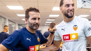 Hugo Duro celebra un gol con la camiseta del Valencia CF