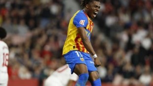 Largie Ramazani celebra un gol con la camiseta del Valencia CF en Mestalla