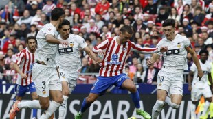 Simeone dirige un entrenamiento del Atlético de Madrid previo al Valencia CF
