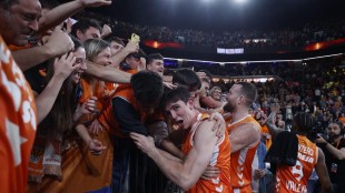 Pedro Martínez da instrucciones durante un partido de Euroleague en el Roig Arena