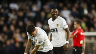 Hugo Duro y Sadiq disputan un balón durante entrenamiento Valencia CF