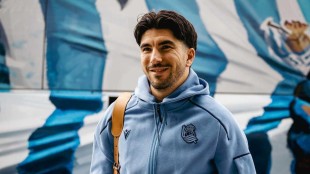 Carlos Soler durante un partido con la Real Sociedad en San Sebastián